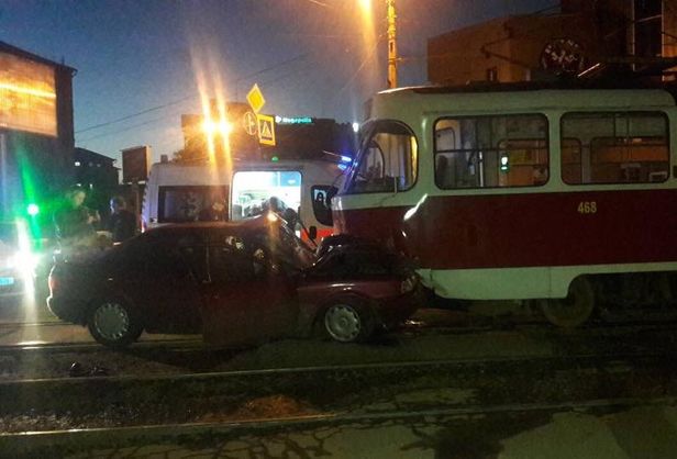 В Харькове легковушка протаранила трамвай: есть пострадавшие