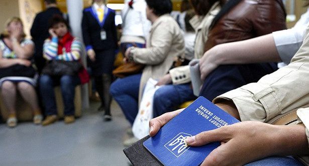 Польські прикордонники ретельно перевіряють документи українців, які повертаються додому