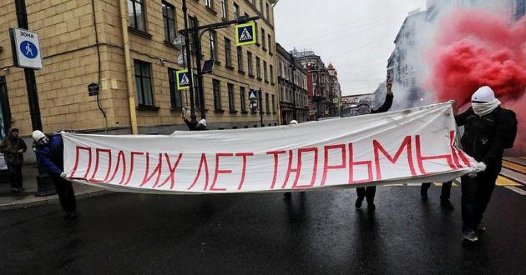 Долгих лет тюрьмы: россияне передали Путину пламенное поздравление. ВИДЕО