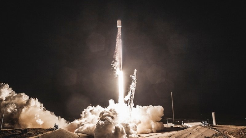 Впервые в истории: первая ступень Falcon 9 вернулась на космодром в Калифорнии