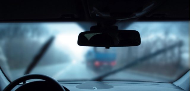 Потеют стекла в машине: причины и как с этим бороться