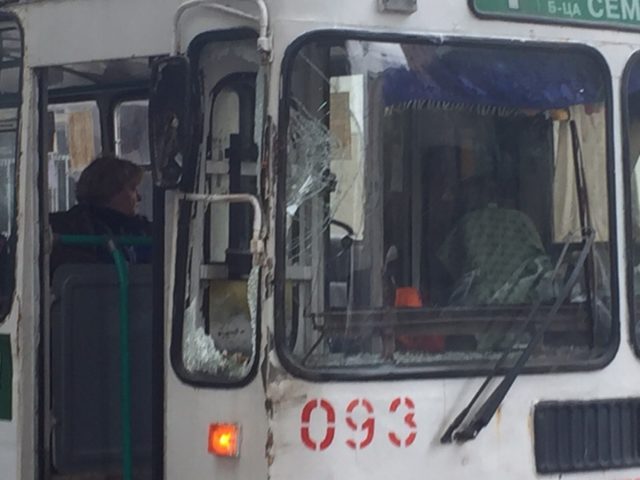 Страшное ДТП: троллейбус въехал в толпу людей на остановке, много жертв. ВИДЕО