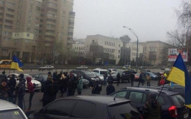 Активисты решили взять штурмом дом Луценко. ВИДЕО