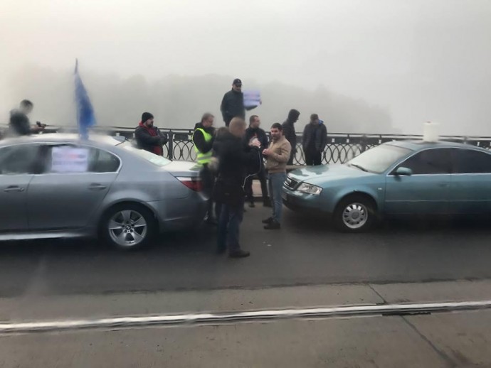У Вінниці автомобілісти вдалися до блокади мостів через ціни на пальне. ФОТО. ВІДЕО