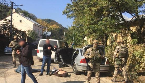 Провоохранители в Черновцах обезвредили банду, терроризировавшую «валютчиков»