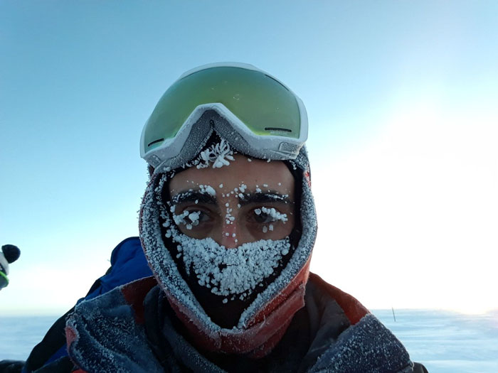 Фото дня: вчений намагається приготувати їжу в Антарктиці при -70°C