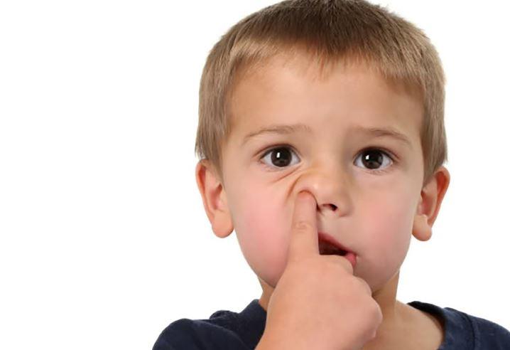 Срочно вынимайте палец из носа: ученые рассказали об опасностях ковыряния