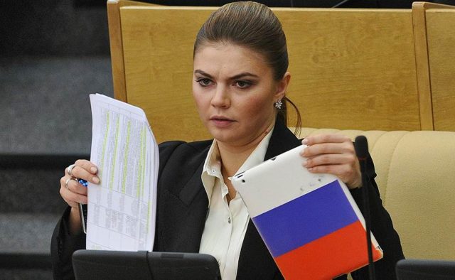 Ноги задирать «не комильфо»: любовница Путина «грызет» гранит науки