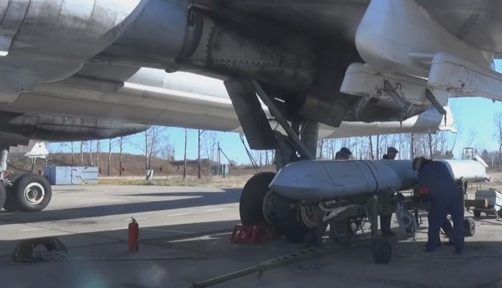 В России показали видео "чудо-ракеты" Путина, подвешенной на ракетоносец