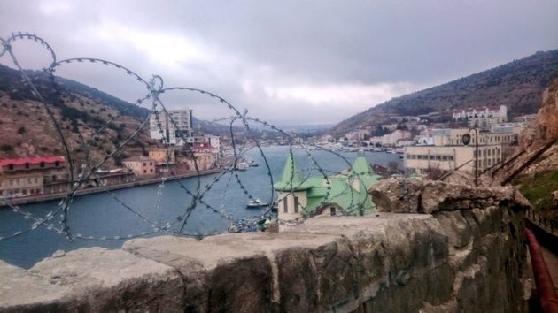 В Крыму новые "камни с неба": вода фиолетовая, запах непередаваемый. ФОТО, ВИДЕО