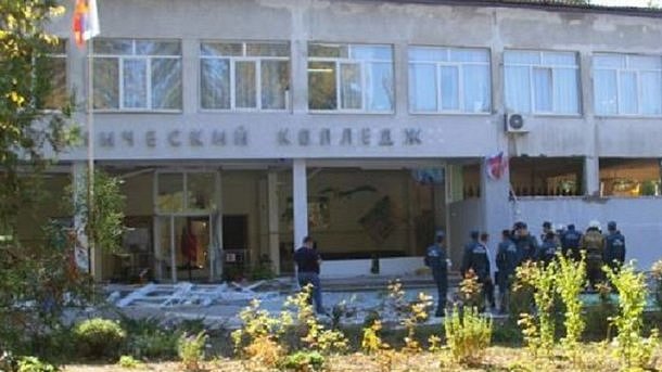 Теракт в Керчи: Перед стрельбой Рослякова заметили в компании двух неизвестных в военной форме
