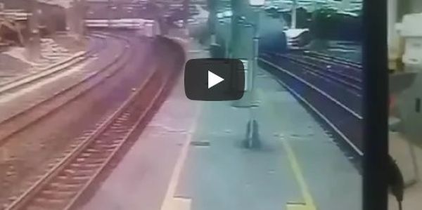 Не вошел в поворот: момент крушения поезда попал на видео