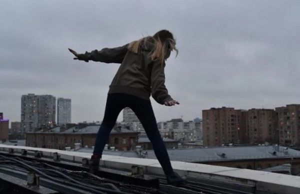 Жестокие студентки заставили перепуганного ребенка спрыгнуть с крыши: жуткое видео