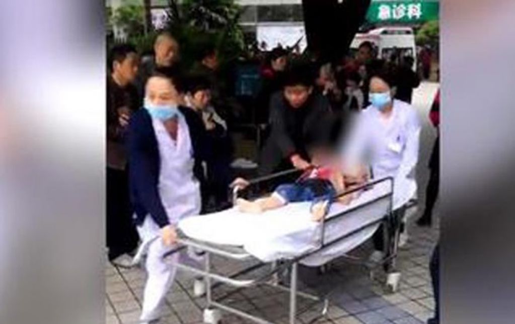 Резала малышей в детсаду кухонным ножом: в Китае женщина ранила 14 деток