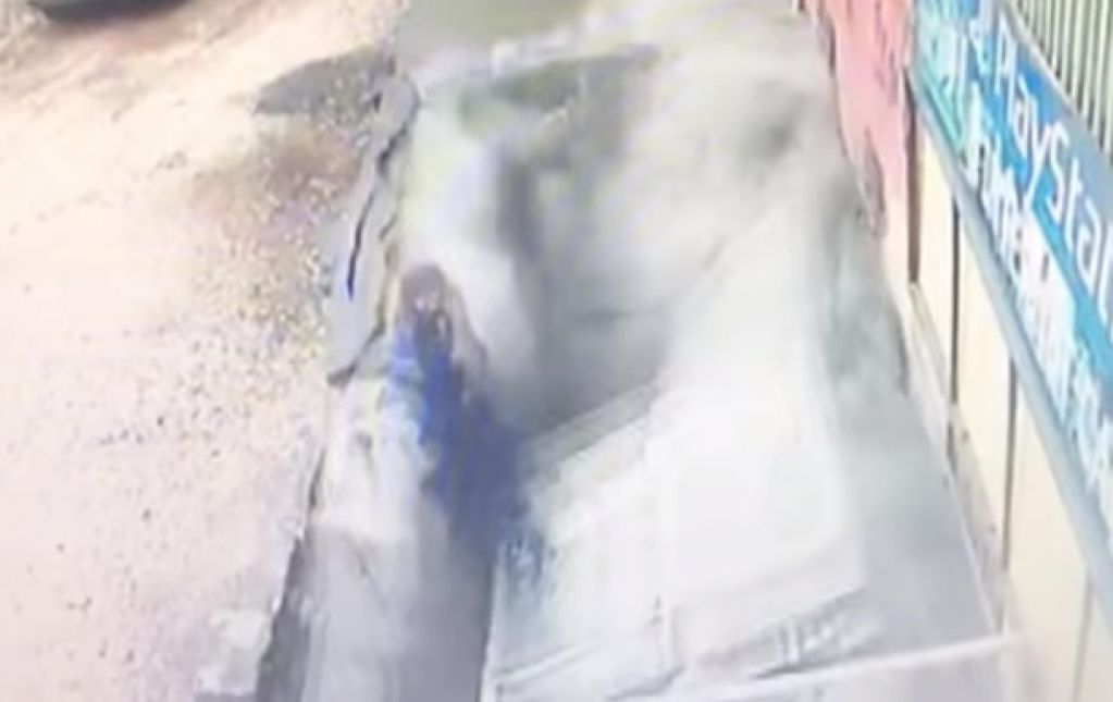 В Турции женщины нырнули под асфальт. ВИДЕО