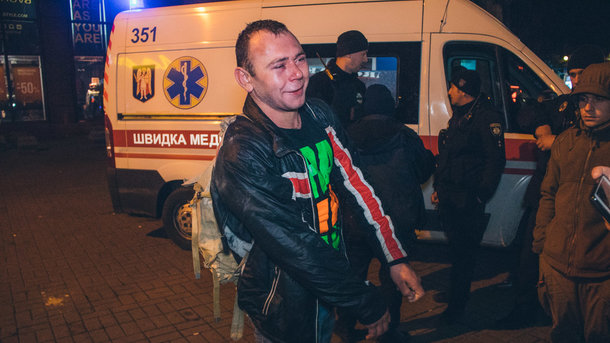В центре Киева неадекватный мужчина покусал людей. ВИДЕО
