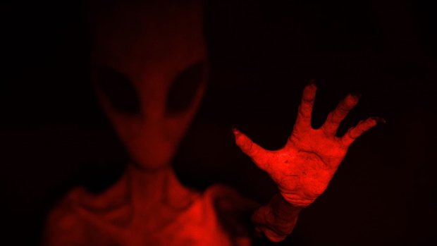 Полтергейст или инопланетянин: в объектив камеры попало нечто ужасное