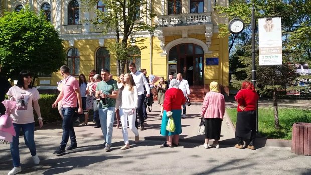 Странные позы и лохмотья: Польша выставила посмешищем украинок