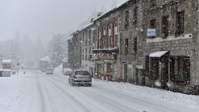 Францию засыпало снегом: сотни тысяч домов обесточены