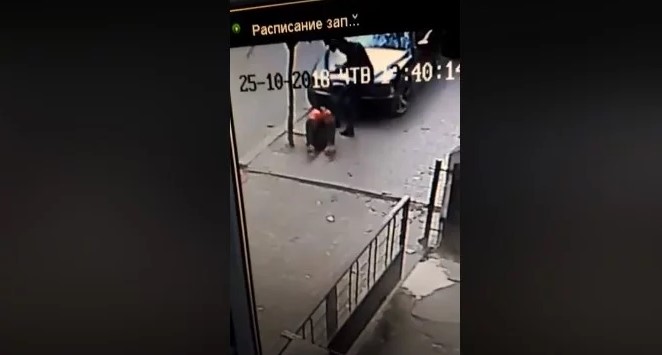 В Черновцах полицейский беспощадно избил случайного прохожего. ВИДЕО