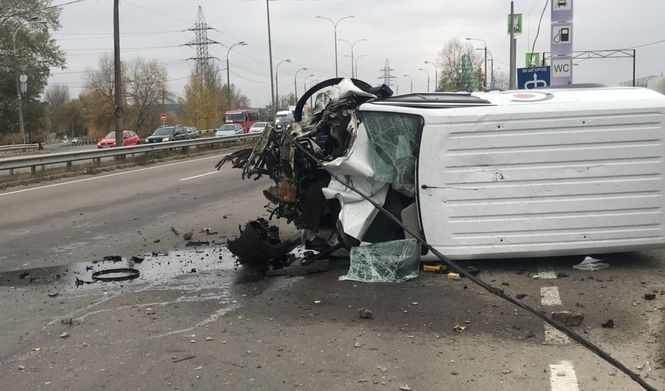 В Киеве фургон на большой скорости протаранил пост полиции 