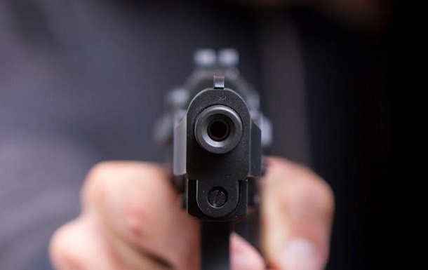 В Киеве неадекватный мужчина стрелял из пистолета около детской поликлиники
