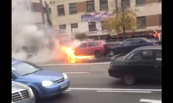 В Киеве произошло тройное ДТП с возгоранием. ВИДЕО 