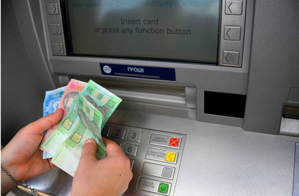 Из популярного украинского банка срочно выводят средства: платежи уже остановлены
