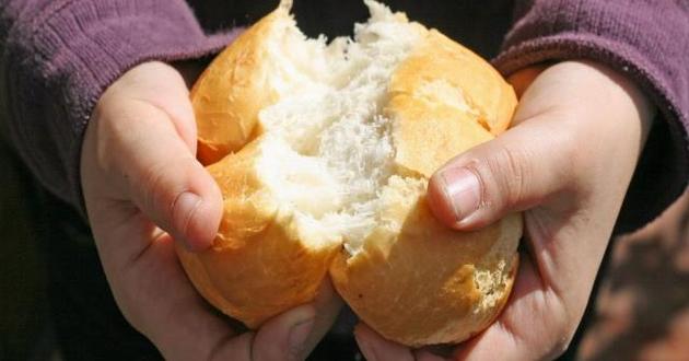 Не любите резать хлеб, а ломаете его руками? Очень даже зря