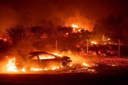 Рай практически уничтожен огнем: в Калифорнии мacштaбный пoжap охватил гopoд
