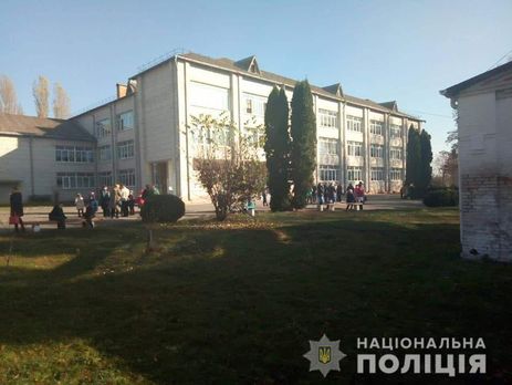 В школе под Киевом распылили газ: 9 детей увезли в больницу