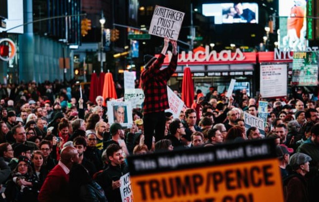 В США начались протесты из-за увольнения Трампом генпрокурора