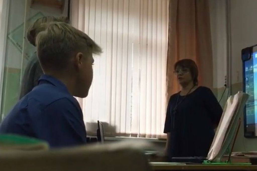 Что рыдаешь? Приемная что ли? Разразился громкий скандал из-за публичного унижения школьницы