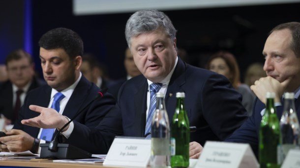 Порошенко предложил новые изменения в Конституцию из-за «выборов» на Донбассе