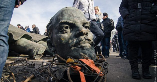 Вместо Ленина на Донбассе появился «горький» персонаж. ФОТО