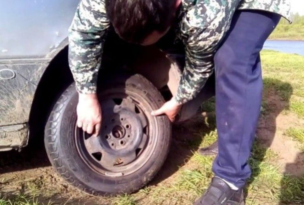 Если нет домкрата: как самостоятельно заменить колесо. ВИДЕО