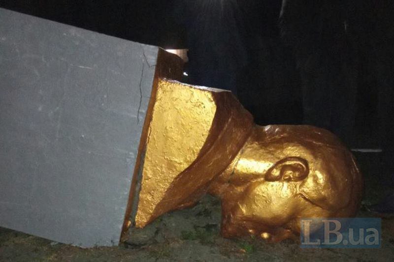 Под Полтавой повалили памятник Ленину, но вождь оказался крепким