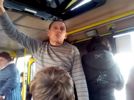 Во Львове водитель маршрутки на камеру атаковал подростка. ВИДЕО