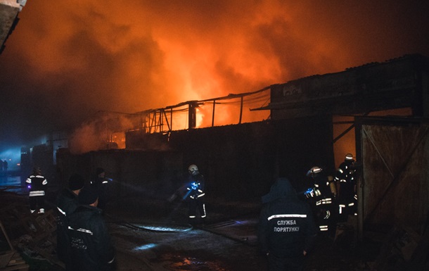  Пожар в Киеве: огнем объяты склады с маслом