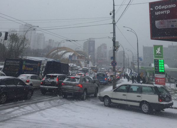 Снег в Киеве: сводки, как с фронта. ВИДЕО
