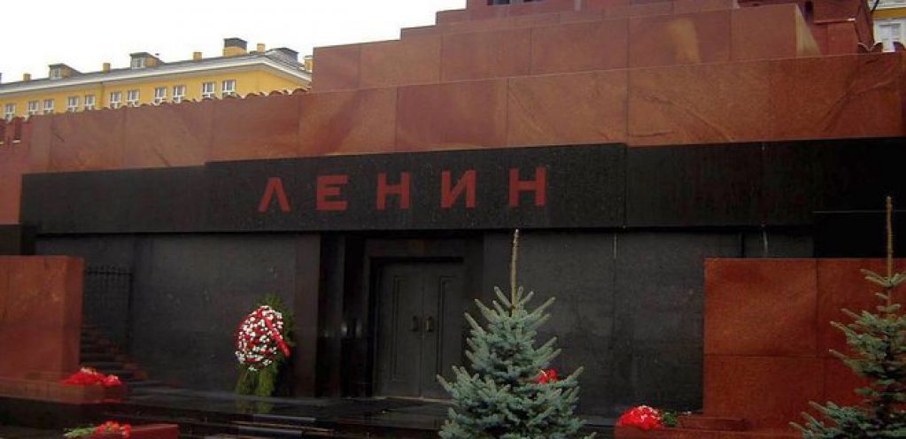 В России придумали, как избавиться от столетнего тела Ленина. Местные коммунисты шокированы