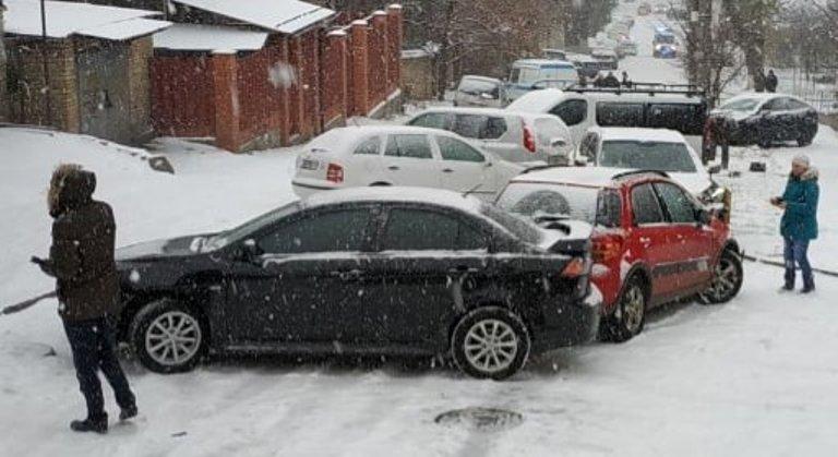 Снегопад в Украине: полиция зафиксировала за сутки 1,5 тысячи ДТП, 11 погибших