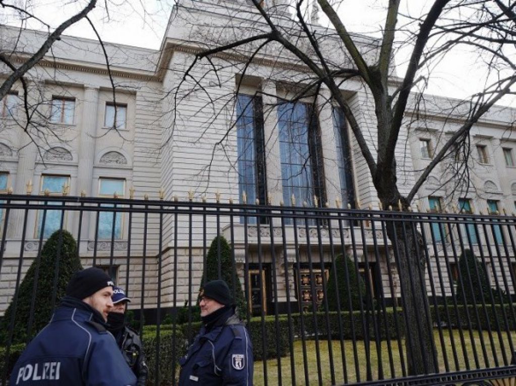 У посольства РФ в Берлине обнаружили подозрительный предмет: территория оцеплена