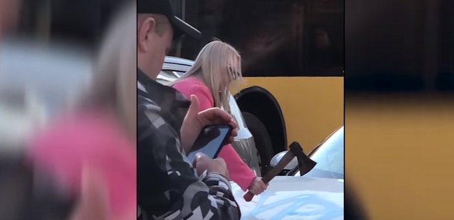 Выяснилось, зачем девушка изрубила топором Porsche в центре Киева 