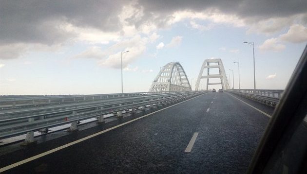 На Крымском мосту водители устроили «ледовое побоище»: ФОТО, ВИДЕО масштабного коллапса