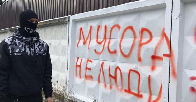 Дом Авакова атаковала разъяренная толпа: министр чуть не угодил в мусорный бак. ФОТО