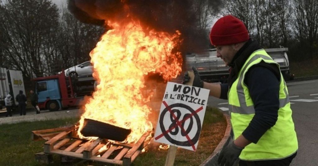Вспыхнули масштабные протесты из-за цен на бензин: есть погибший и пострадавшие. ВИДЕО