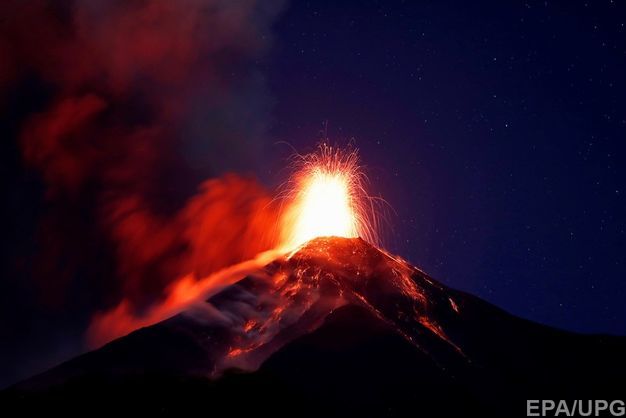 В Гватемале срочно эвакуируют жителей из-за проснувшегося вулкана Фуэго