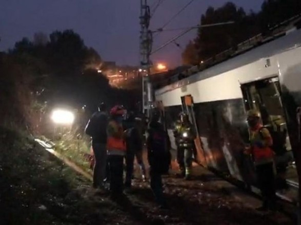 ЧП в Испании: с рельсов сошел поезд, есть погибший