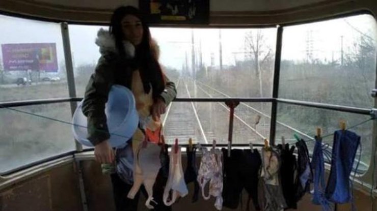В Одессе девушка "украсила" трамвай нижним бельем. ФОТО